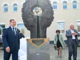 Открытие памятника созидателям завода и города