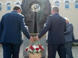 Открытие памятника созидателям завода и города