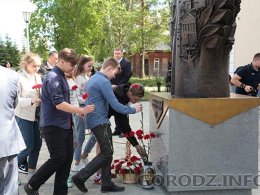 Открытие памятника созидателям завода и города