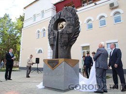 Открытие памятника созидателям завода и города